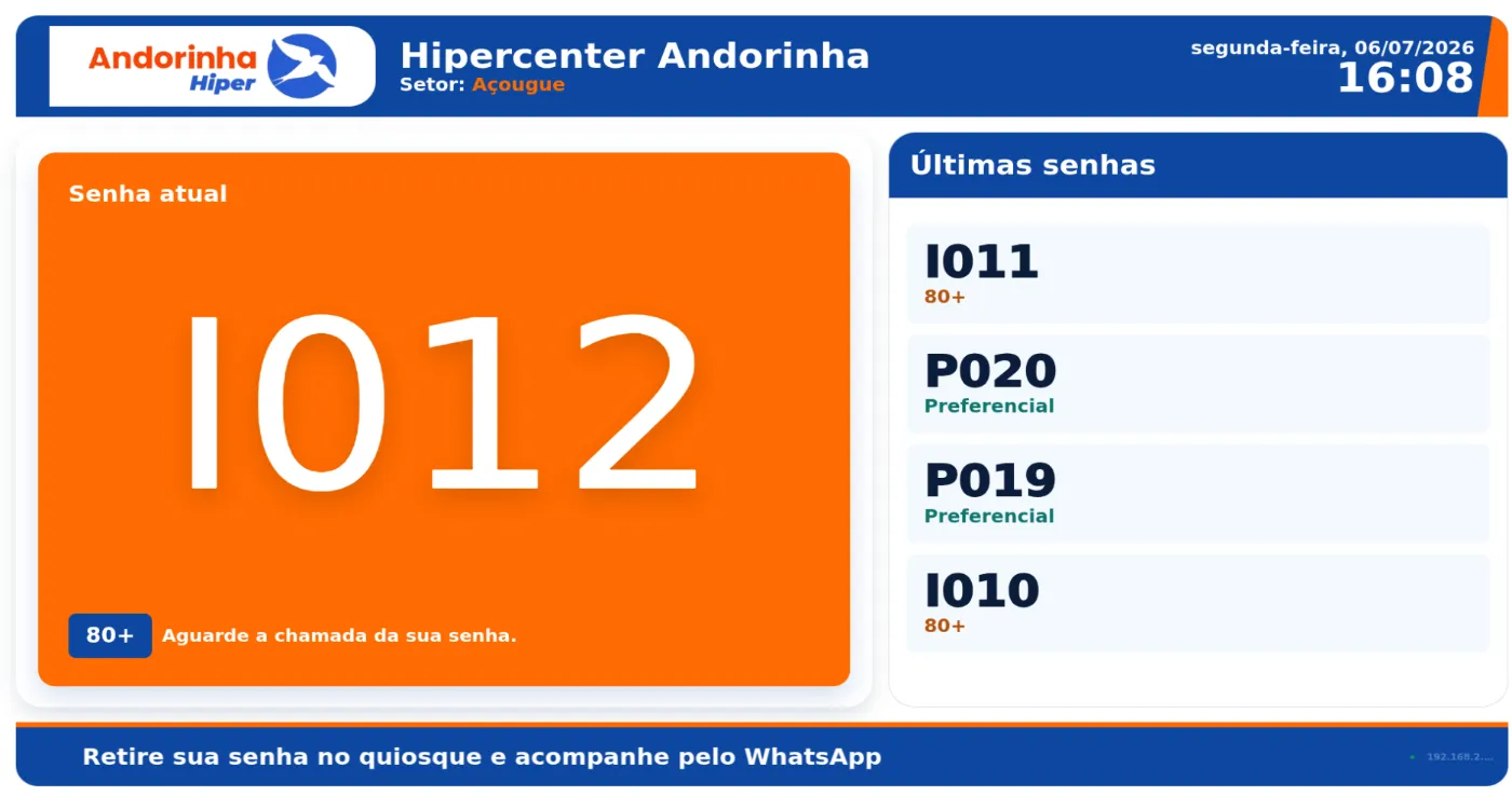 Painel de senhas do açougue com aviso de acompanhamento pelo WhatsApp